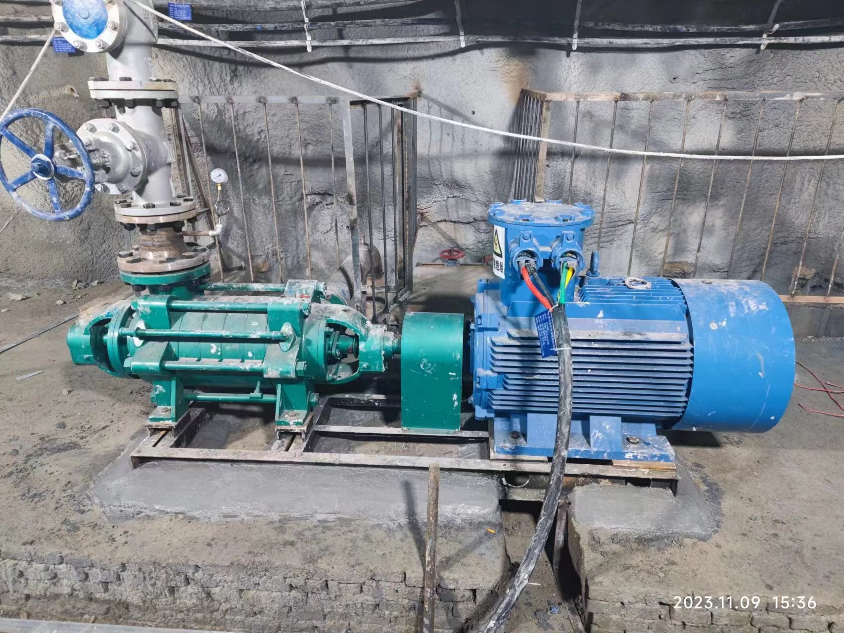 河南某金礦主排水泵安裝完成，即將投入使用