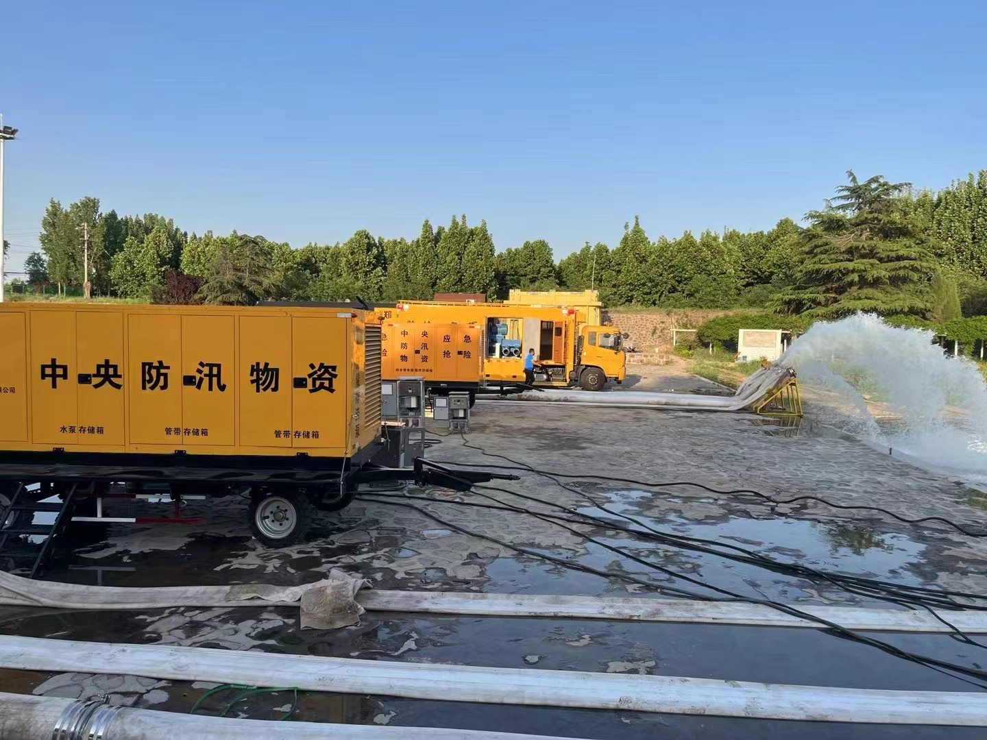 洞庭湖搶險(xiǎn)現(xiàn)場(chǎng)，排勞設(shè)備晝夜不停